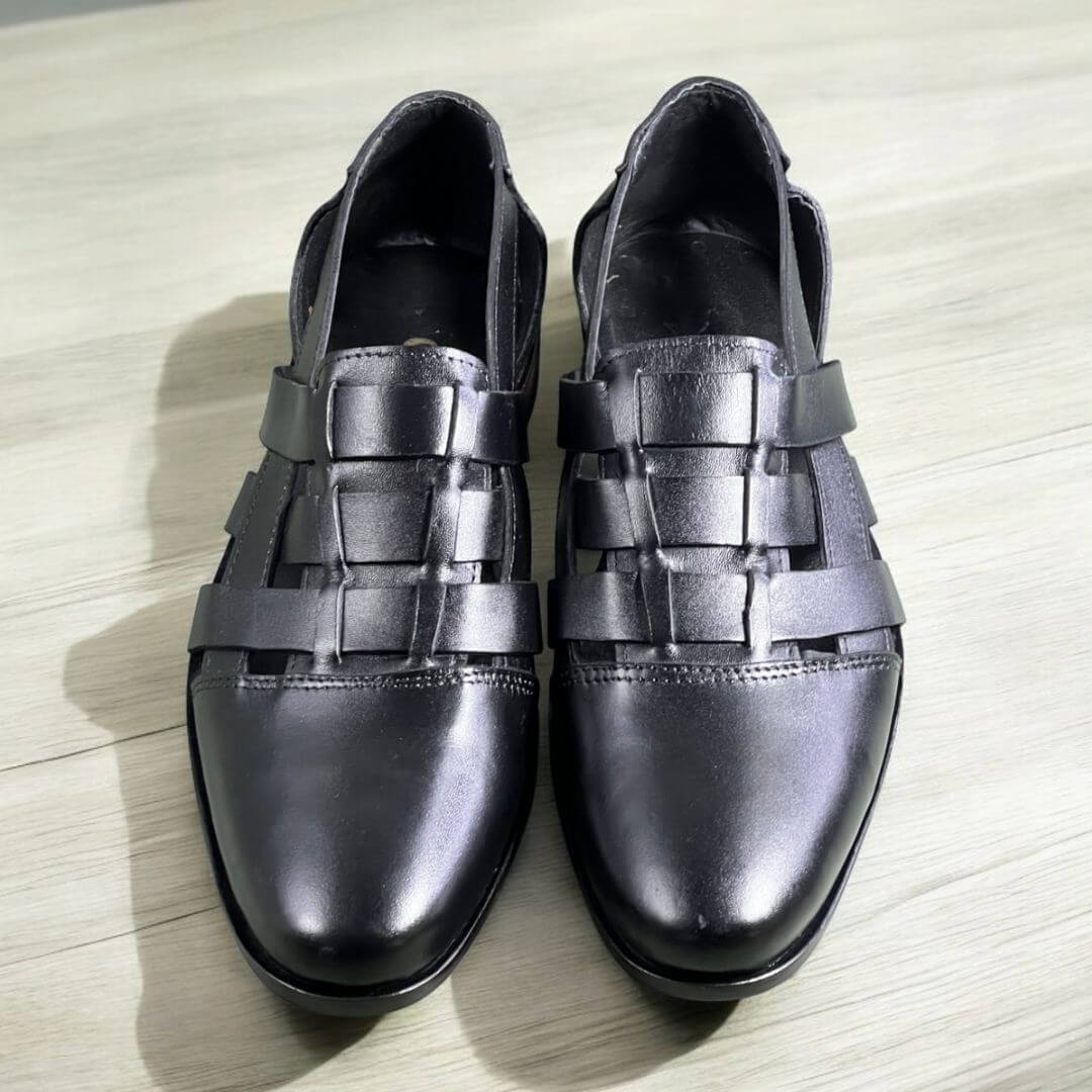 Royal Cut Brown 1002 by Coarix Leather – detailed manual stitching for long-lasting comfort and refined elegance.